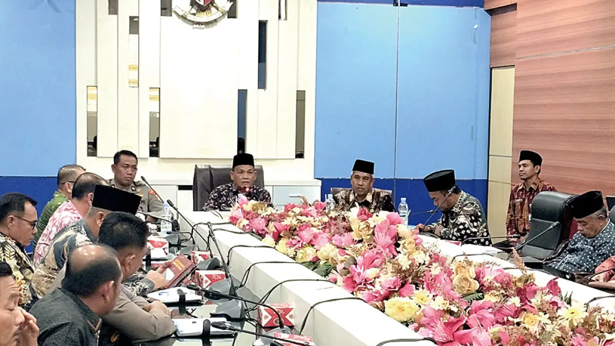  Pelaksana Harian Sekda Rohul Drs H Yusmar MSi memimpin&nbsp;rapat persiapan pemberangkatan JCH Kabupaten Rohul di aula lantai tiga kantor Bupati, Kamis (9/4/2026).  (Dinas Kominfo Rohul untuk Riau Pos)

