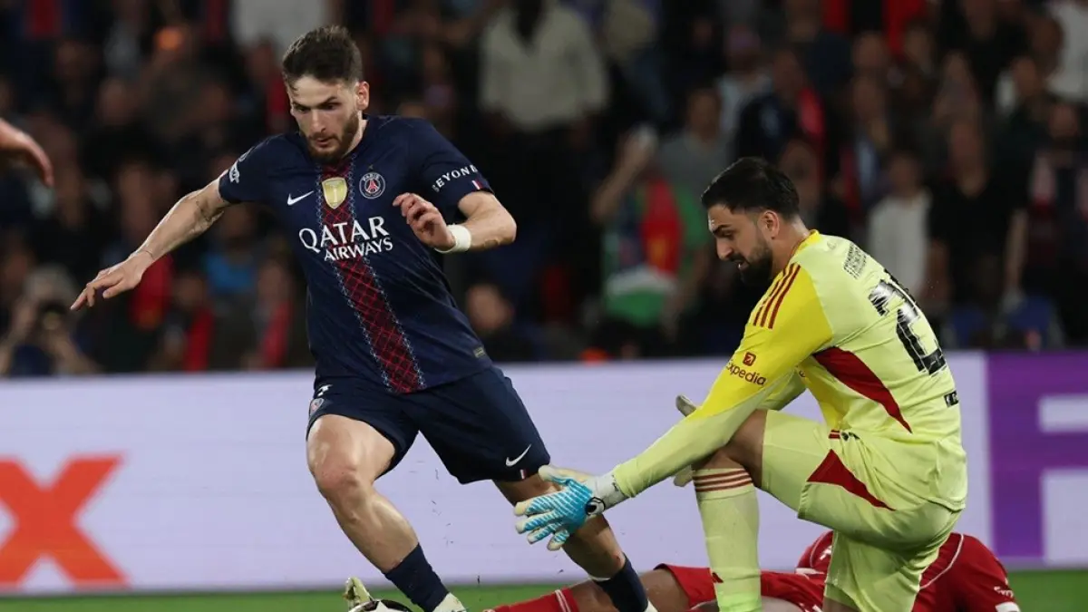 Penyerang Paris Saint-Germain, Khvicha Kvaratskhelia, melewati kiper Liverpool Giorgi Mamar­dashvili, untuk mencetak gol kedua PSG melawan The Reds di Parc de Princes, Kamis (9/4/2026) dini hari WIB. (ANNE-CHRISTINE POUJOULAT/AFP)