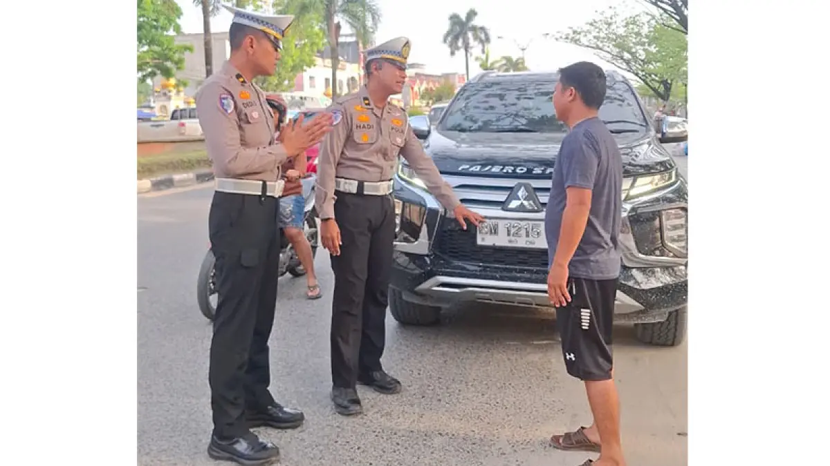 Personel Sat Lantas Polres Pelalawan melakukan penindakan kepada pengendara roda empat yang menggunakan TNKB tak sesuai spesifikasi Polri, Jumat (10/4/2026). (M AMIN AMRAN)
