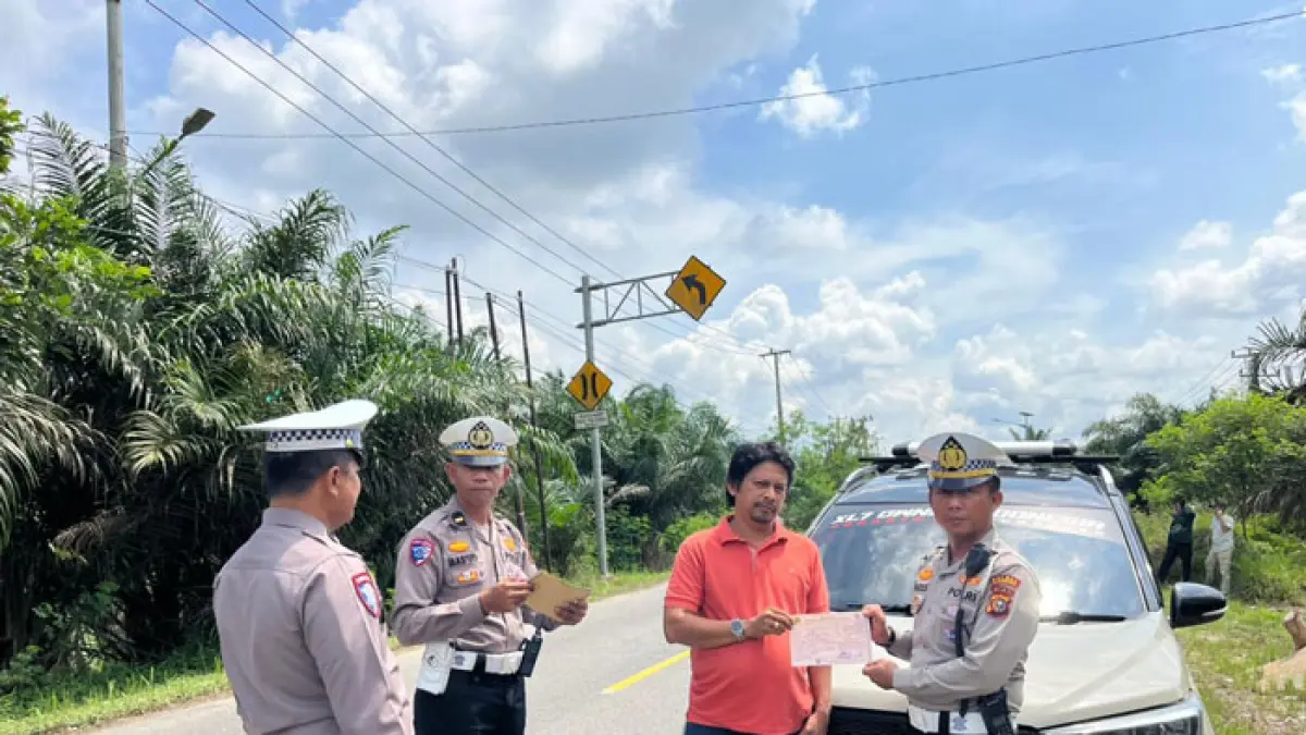 Personel Satlantas Polres Inhu saat penindakan terhadap pelanggaran lalu lintas, khususnya penggunaan TNKB yang bukan dikeluarkan oleh Polri, Jumat (10/4/2026). (Satlantas Polres Inhu untuk Riaupos.co)
