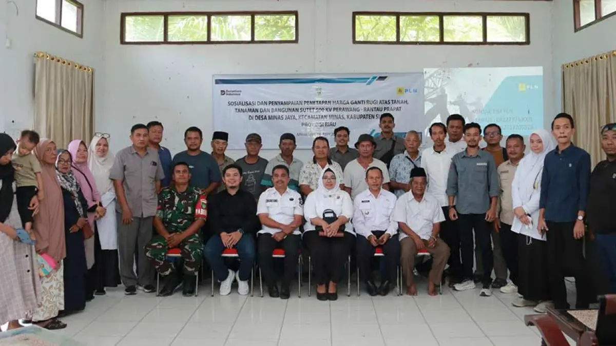 Perwakilan PT PLN foto bersama dengan masyarakat yang terdampak pembangunan SUTET 500 kV Perawang-Rantau Prapat usai sosialisasi.PT PLN (Persero) untuk Riau Pos