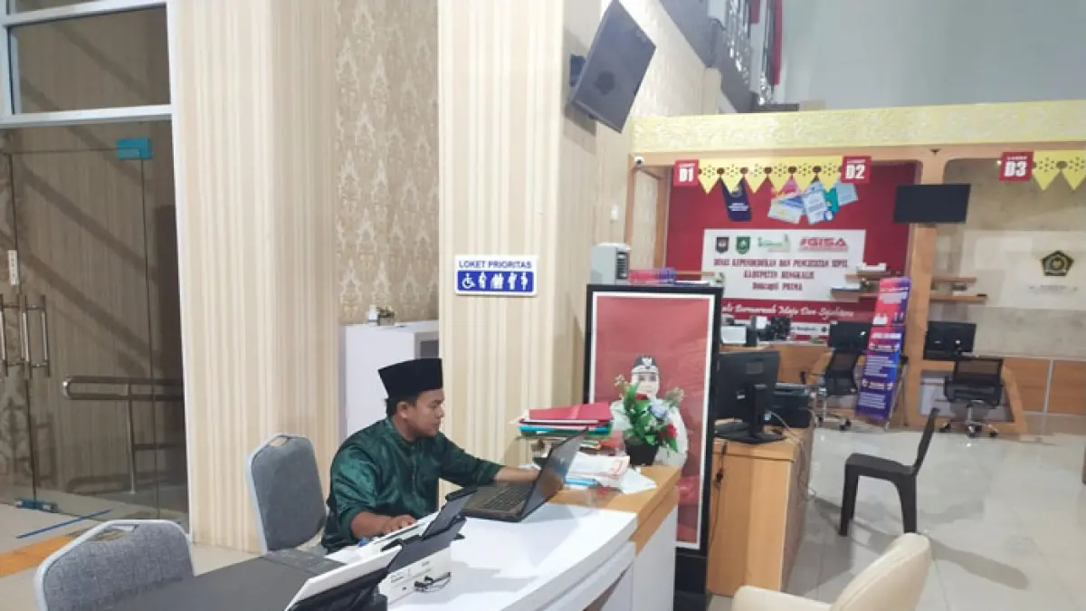 Petugas pelayanan di Mal Pelayanan Publik di Kantor DPMPTSP Bengkalis tetap siaga untuk melayani masyarakat pada pelaksanaan WFH perdana di Kabupaten Bengkalis, Jumat (10/4/2026). (Abu Kasim/Riaupos.co)