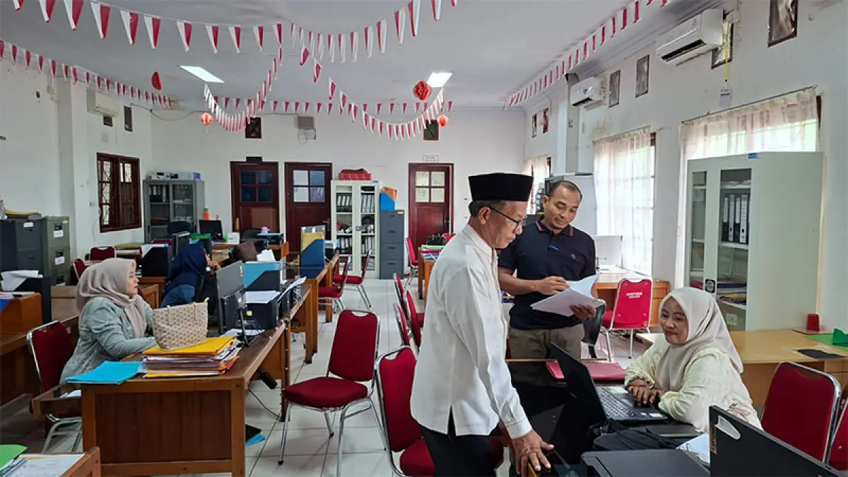 Plt Kadisdikpora Helmi meninjau pelaksanaan WFO di Sekretariat Umum Kantor Disdikpora Kampar, Bangkinang, Jumat (10/4/2026). Disdikpora Kampar untuk Riaupos.co
