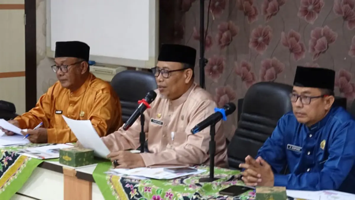 Sekda Inhil, Tantawi Jauhari (tengah) memimpin rapat persiapan keberangkatan CJH bersama pihak terkait di Kantor Bupati Inhil, Jumat (10/4/2026). (Istimewa)