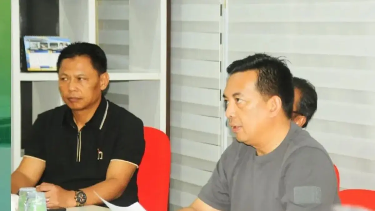 Sekda Inhu, Zulfahmi Adrian AP MSI (kanan) saat memimpin rapat percepatan pembangunan Islamic Center, Jumat (10/4/2026). (Prokopim Setdakab Inhu untuk Riaupos.co)