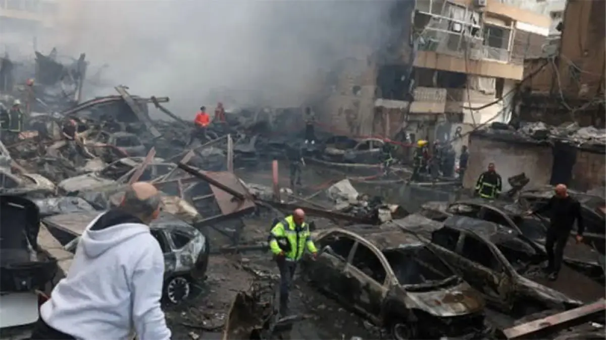 Tim penyelamat bekerja di lokasi serangan Israel di Beirut, Lebanon, 8 April 2026. (Reuters)

