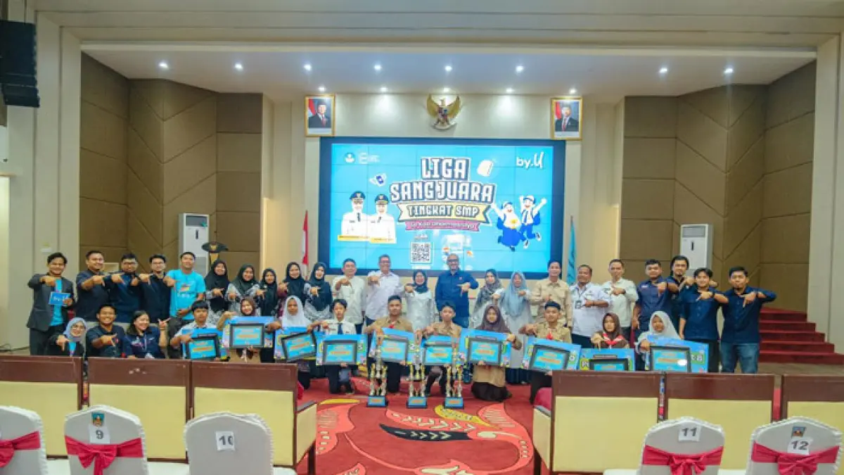 Wabup Dharmasraya, Leli Arni SPd MSi menyerahkan cenderamata kepada Manager Mobile Consumer Branch Padang, Muhammad Farhan sebagai apresiasi kolaborasi Telkomsel melalui by.U, Kamis (9/4/2026). (Telkomsel untuk Riaupos.co)