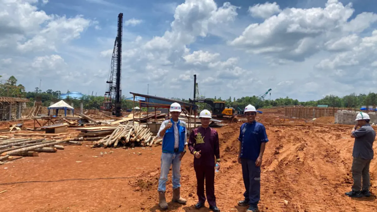 Wabup H Muklisin didampingi pengawas konstruksi Sekolah Rakyat, Ayub, Jumat (10/4/2026) melakukan peninjauan Sekolah Rakyat di kawasan Sport Center Kuansing. (Desriandi Candra/Riaupos.co)