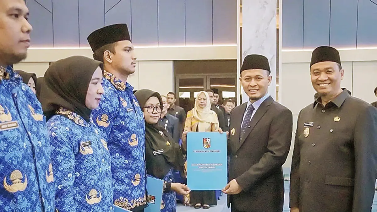 Wali Kota Pekanbaru Agung Nugroho menyerahkan SK kepada PNS yang baru dilantik, Kamis (9/4/2026). (pemko pekanbaru)
