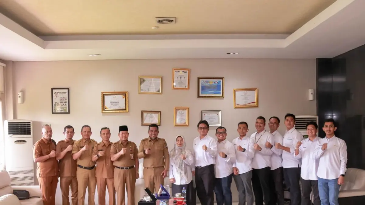 Bupati Pelalawan H Zukri dan jajaran berfoto bersama rombongan dari PT PLN (persero) Unit Pelaksana Proyek (UPP) Sumbagteng 1 saat kegiatan silaturahmi, baru-baru ini. PT PLN (Persero) untuk riau pos 