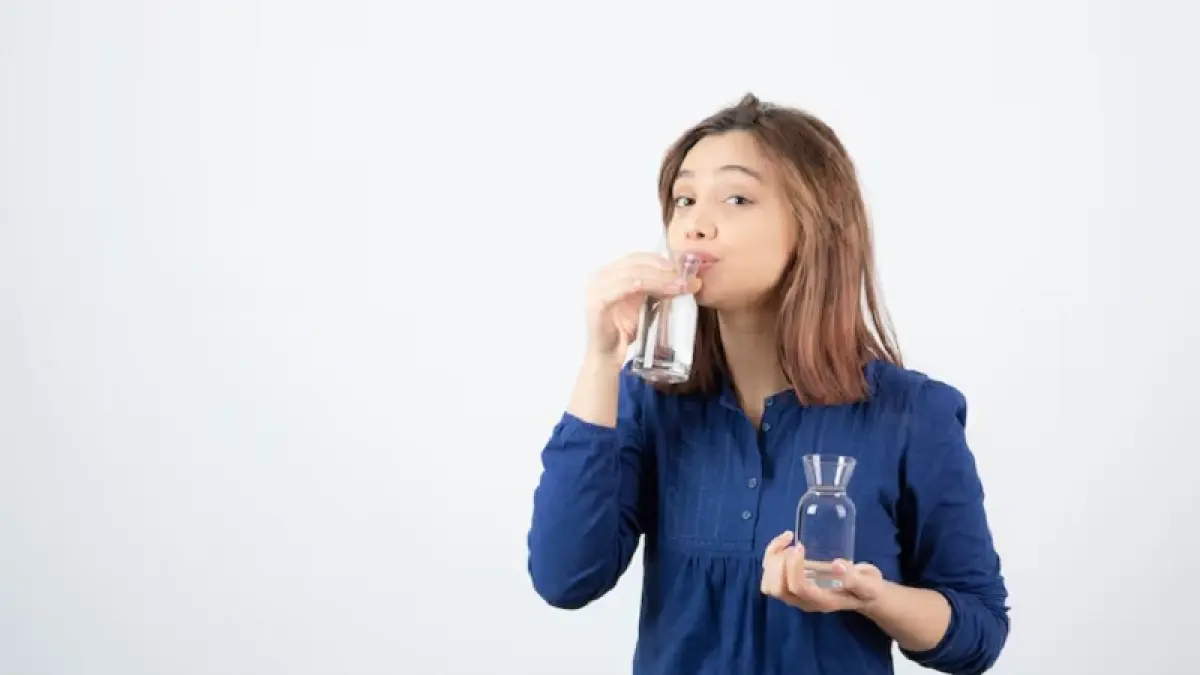 Ilustrasi minum air putih. (Freepik) 