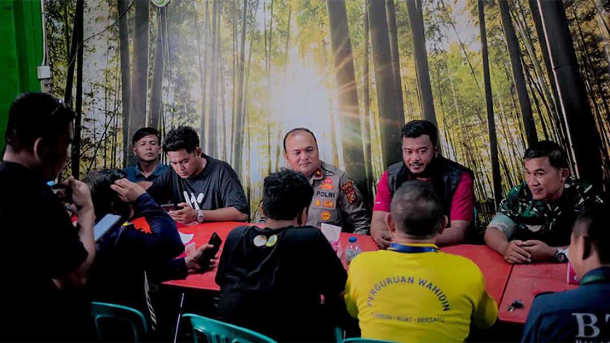 Kapolsek Bangko Kompol Buyung Kardinal bersama Upika dan sejumlah komunitas saat pertemuan di Bagansiapiapi, Sabtu (11/4/2026). (Zulfadhli).