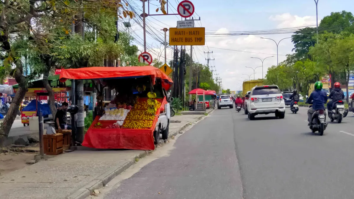 Kembali Berjualan : Sejumlah pedagang kaki lima (PKL) kembali berjualan di pinggir Jalan Soebrantas Panam Pekanbaru, Rabu (8/4/2026). ft : EVAN GUNANZAR/RIAU POS