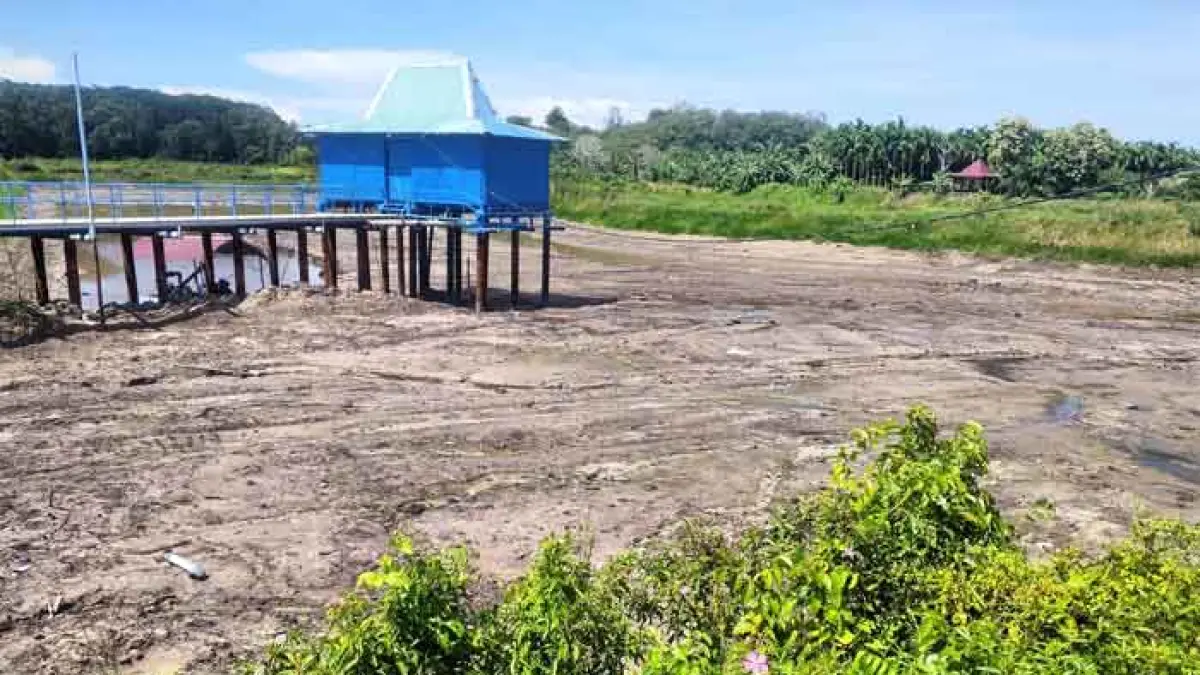 Kondisi waduk air baku Perumda Tirta Terubuk Bengkalis mengalami kering kerontang selama dua pekan, akibat musim kemarau panjang yang terjadi di wilayah Bengkalis, Jumat (10/4/2026).ABU KASIM/RIAU POS