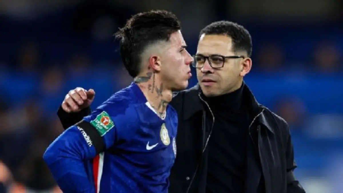Liam Rosenior mengatakan bahwa Enzo Fernández memiliki beberapa rintangan yang harus diatasi untuk kembali ke tim Chelsea. (Robin Jones/Getty Images)