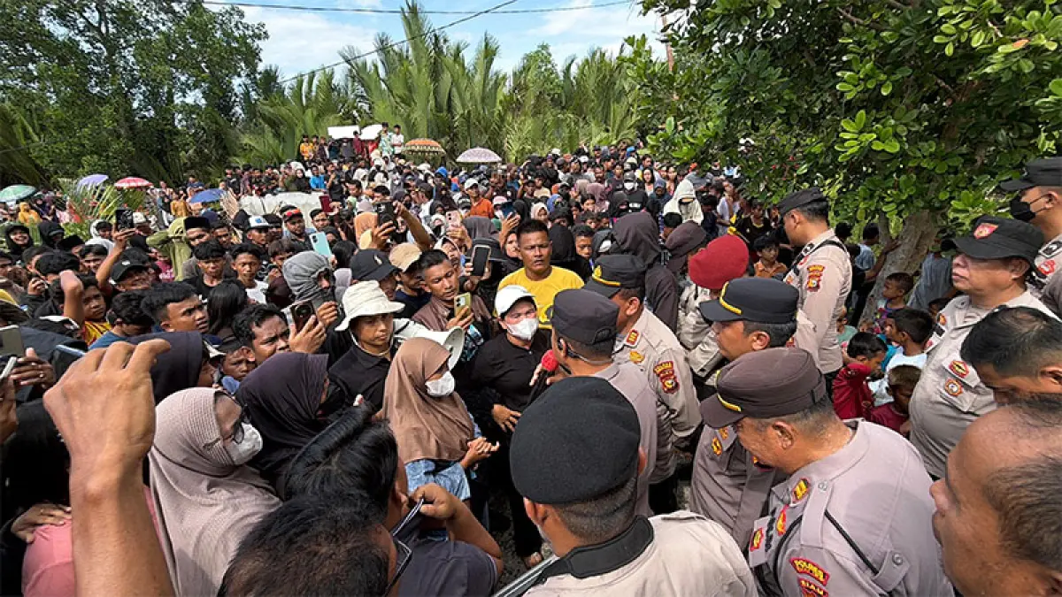Massa saat menyampaikan tuntutan mendesak aparat memberantas peredaran narkoba di Panipahan, Palika. (ISTIMEWA)
