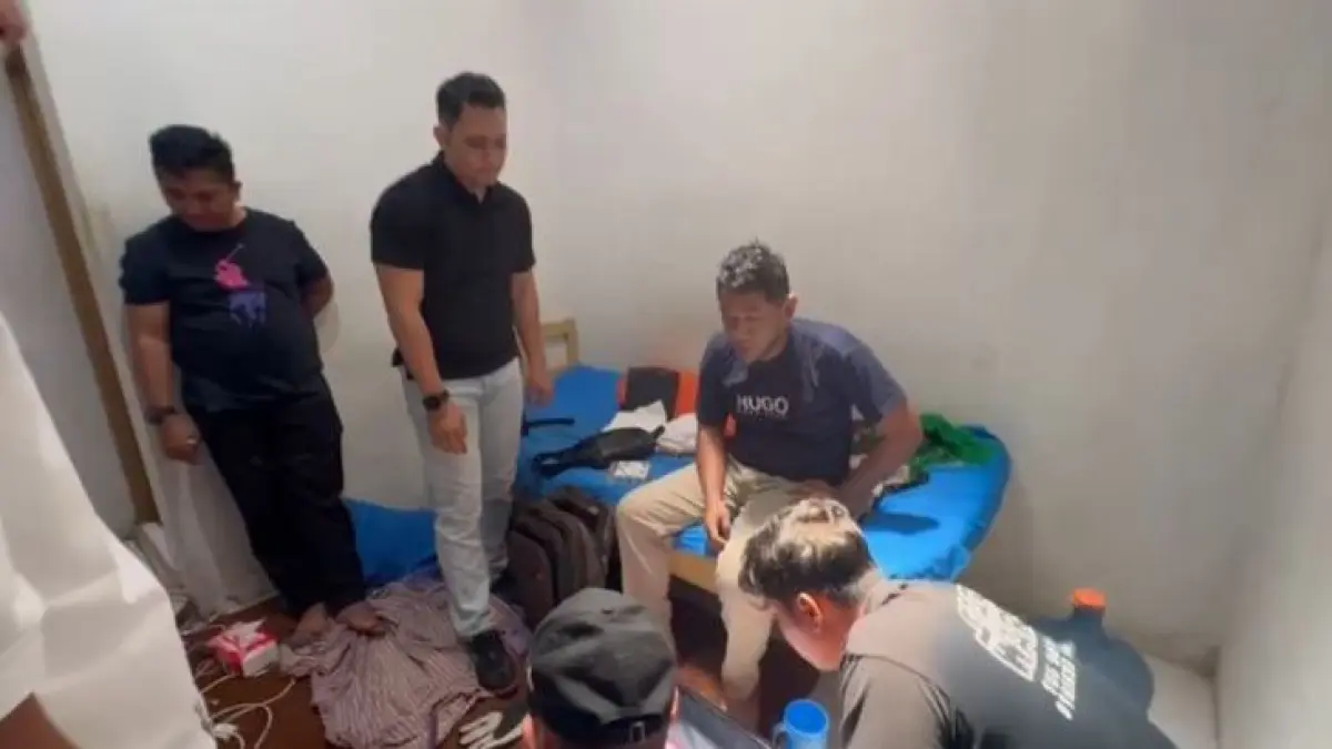 Petugas dari Subdit V Ditreskrimsus Polda Riau saat menangkap DJ. (ISTIMEWA)