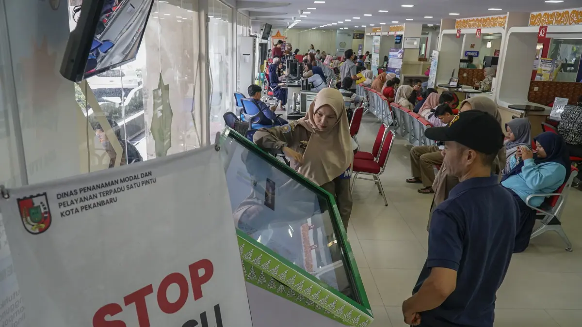 Petugas melayani warga di Mal Pelayanan Publik Kota Pekanbaru, saat diberlakukan nya Work From Home (WFH) di hari Jumat, Pekanbaru, Jumat (10/4/2026) Pelayanan Publik tetap berlangsung normal saat diberlakukannya WFH. ft: MHD AKHWAN/RIAUPOS