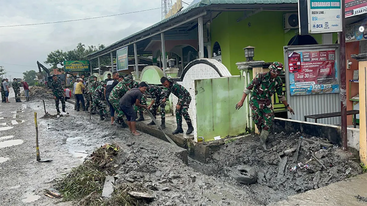 Prajurit Yonif TP 850/SC melaksanakan karya bhakti bersama warga di Masjid Nurul Falah Desa Semelinang Darat Kecamatan Peranap, Sabtu (11/4/2026. Foto Humas Yonif TP 850/SC