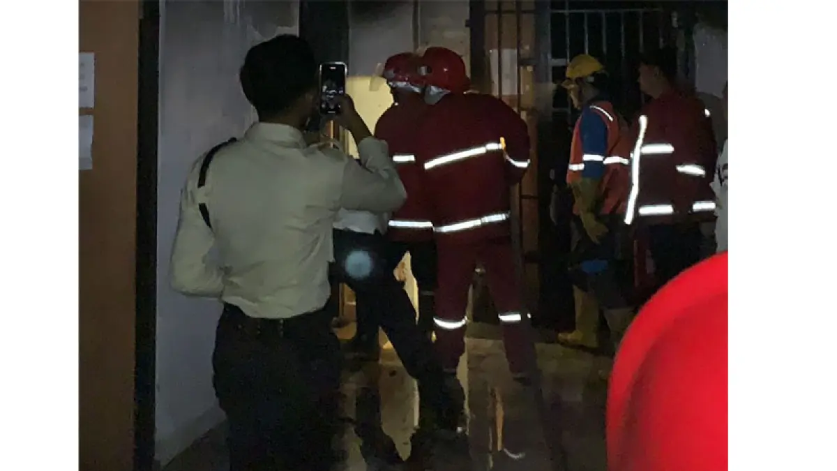Proses memadamkan api di ruang panel lantai satu gedung sains dan teknologi UIN  Suska Riau. Warga For Riaupos.co

