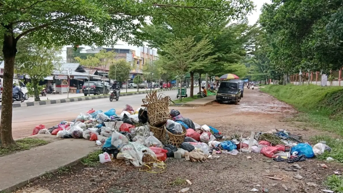 Sampah-sampah masih menumpuk dan bertebaran di ruas-ruas jalan Teluk Kuantan, Kecamatan Kuantan Tengah, Sabtu (11/4/2026).(Desriandi Candra/Riaupos.co)