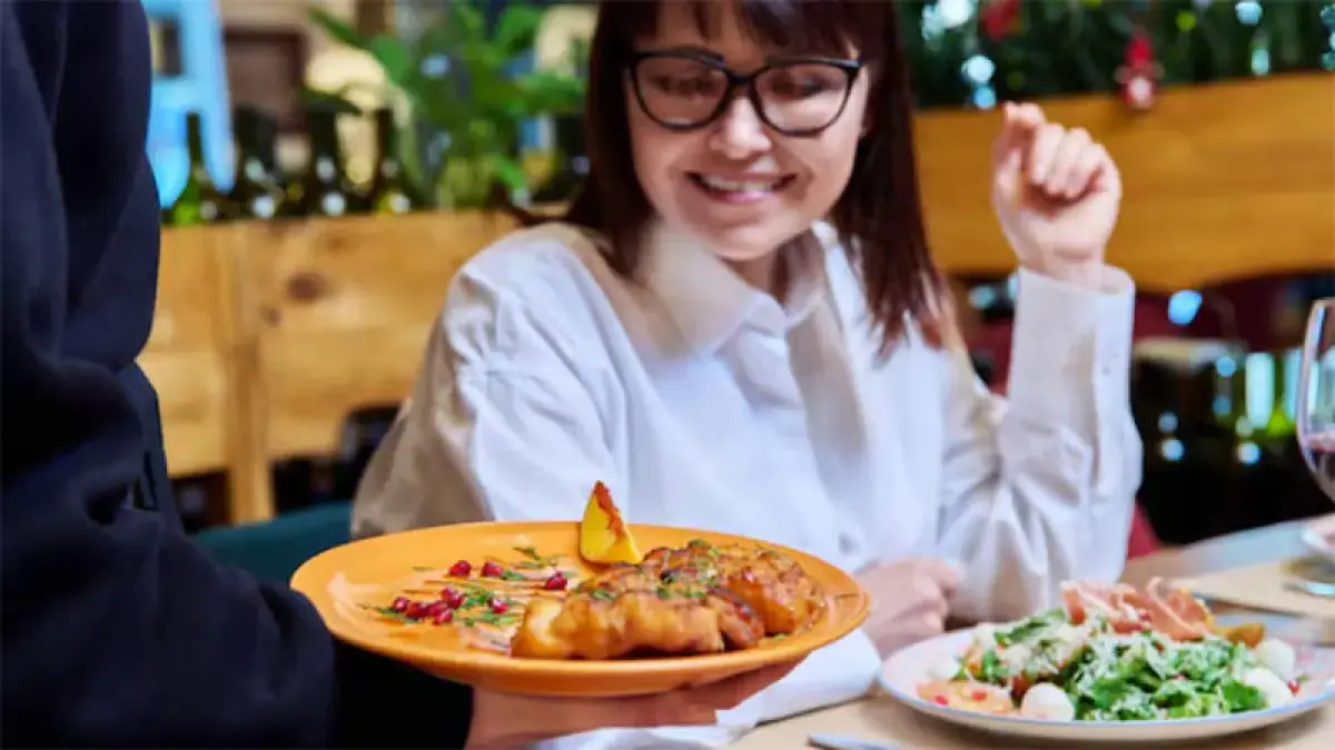 Seseorang yang selalu memesan menu yang sama di restoran favorit. (Freepik/vh-studio)

