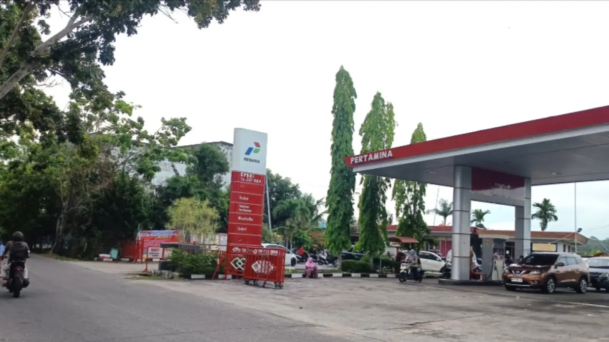 Suasana di SPBU Jalan Lembaga, Desa Wonosari, Kecamatan Bengkalis, Jumat (10/4/2026). Setelah sempat langka selama dua pekan terakhir, akhirnya distribusi bahan bakar minyak bersubsidi di Pulau Bengkalis kembali normal.Abu kasim/riau pos
