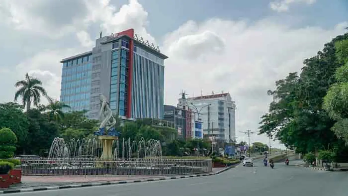 Suasana Kota Pekanbaru saat diberlakukannya WFH bagi ASN terlihat lengang, Jumat (10/4/2026). Tampak lalu lintas di Jalan Jenderal Sudirman, Pekanbaru, lancar.MHD AKHWAN/RIAU POS