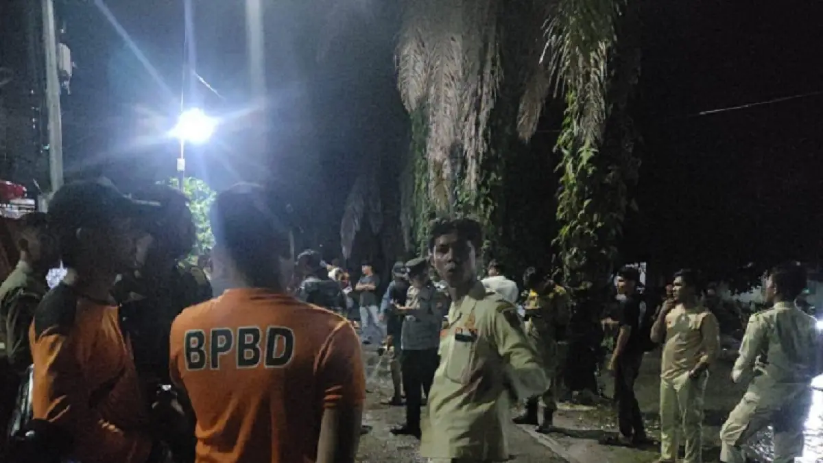 Tim BPBD Pekanbaru melakukan pencarian korban tenggelam di Jalan Garuda Raya Kelurahan Perhentian Marpoyan Kecamatan Marpoyan Damai, Jumat (10/3/2026) malam. (BPBD for Riau Pos)