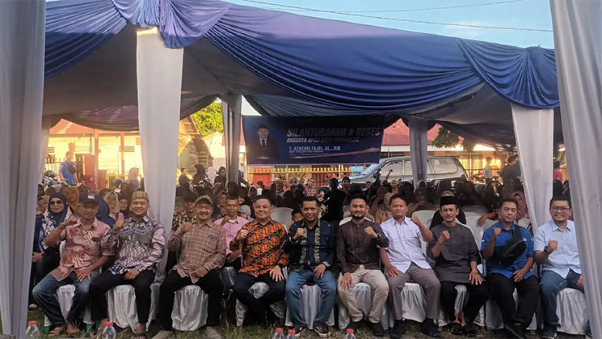 Wakil Ketua DPRD Pekanbaru Tengku Azwendi Fajri berfoto bersama tokoh dan masyarakat di Kelurahan Cinta Raja, Sabtu (11/4/2026). Hendrawan Kariman
