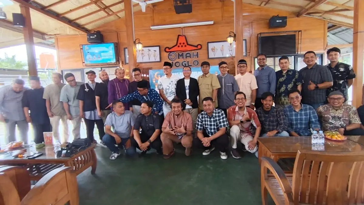 Anggota dan alumni Keluarga Alumni Universitas Gadjah Mada (Kagama) Pekanbaru foto bersama dalam acara Halalbihalal di Omah Joglo Kec Marpoyan Damai, Sabtu (11/4/2026). (Ahmad Dardiri/Riaupos.co)