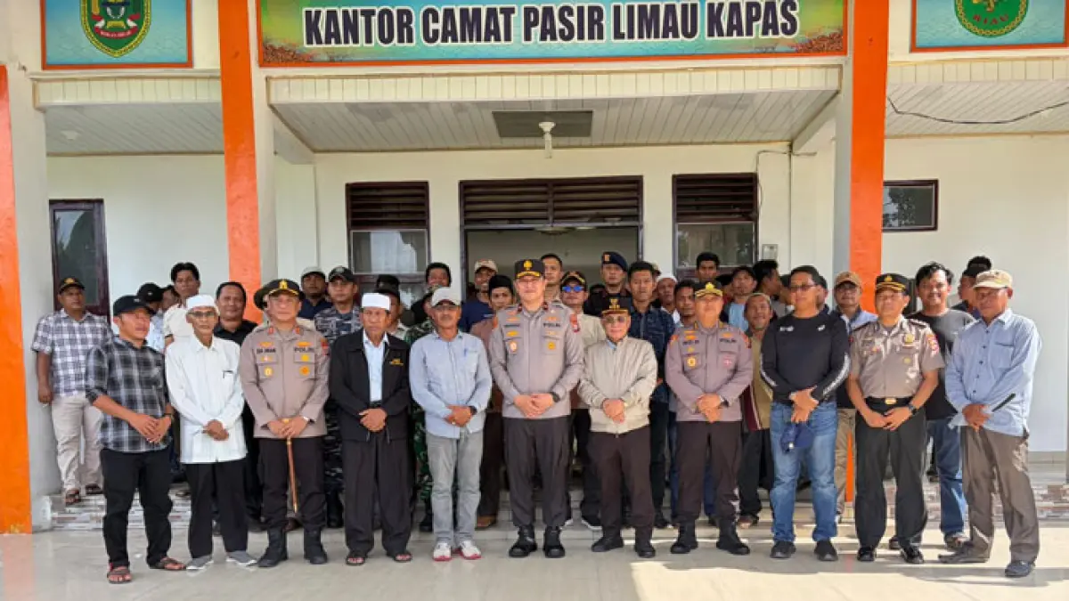 Bupati Rohil H Bistamam, Wabup Jhony Charles, Wakapolda Riau Irjen Pol Hengki dan Upika Palika, tokoh masyarakat, tokoh agama serta berbagai pihak usai pertemuan di Panipahan, Ahad (12/4/2026). (Istimewa)
