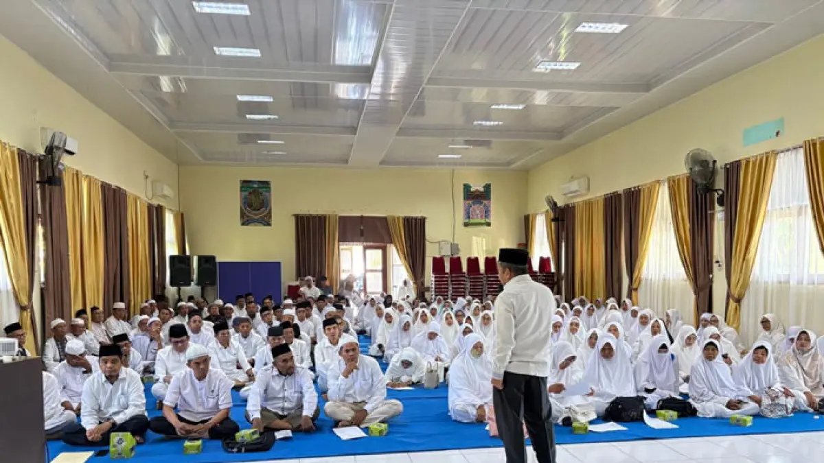 JCH Kuansing mengikuti materi manasik haji Kabupaten dari Kakan Kemenag Riau Dr H Muliardi MPd, Ahad (12/4/2026). (Istimewa)