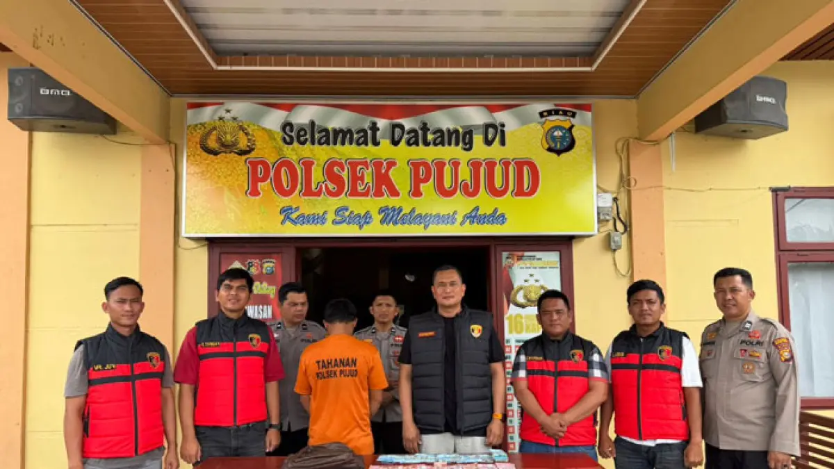 Kapolsek Pujud AKP Boy Setiawan dan Unit Reskrim Polsek Pujud perlihatkan barang bukti tindak pidana narkoba dan tersangka Ja yang turut diamankan, Ahad (12/4/2026). (Istimewa)