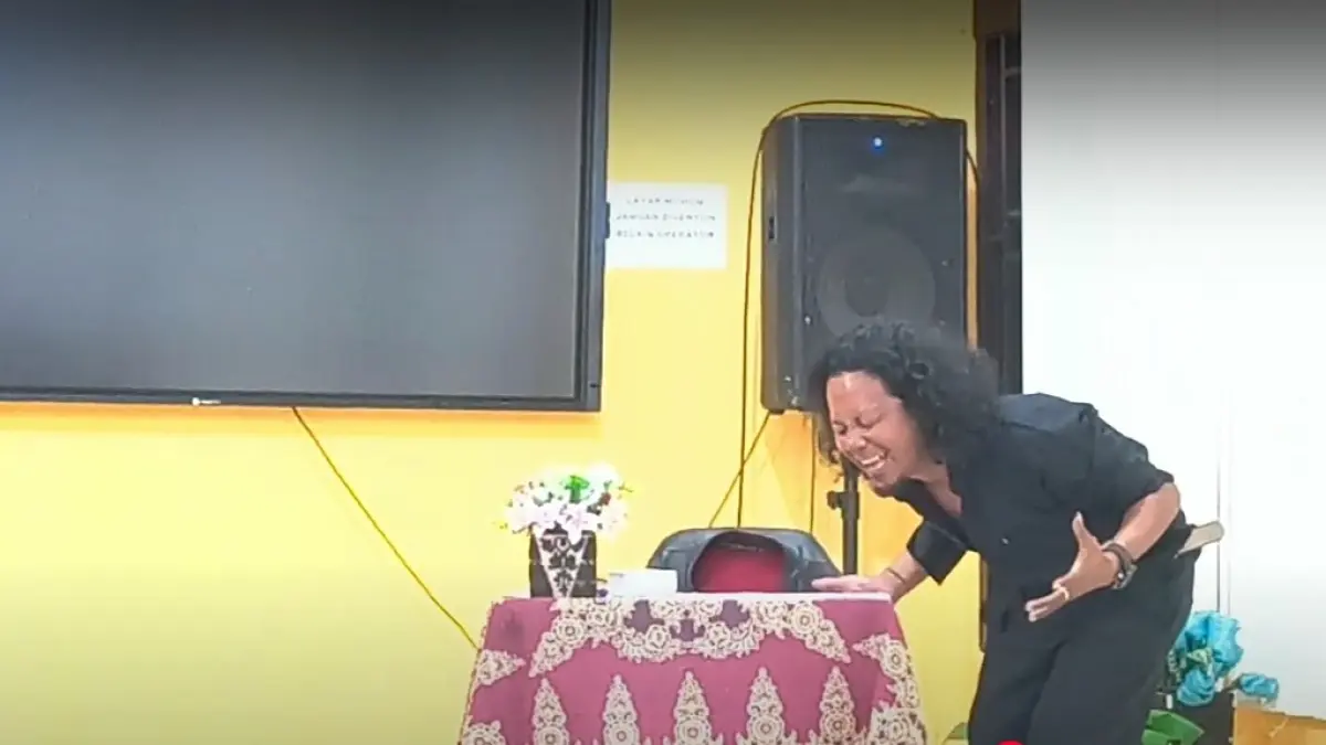 Ketua Lembaga Teater Selembayung Riau, Fedli Aziz, saat pentas monolog berjudul Babi di aula SMAN 2 Dumai, baru-baru ini.teater selembayung untuk riau pos