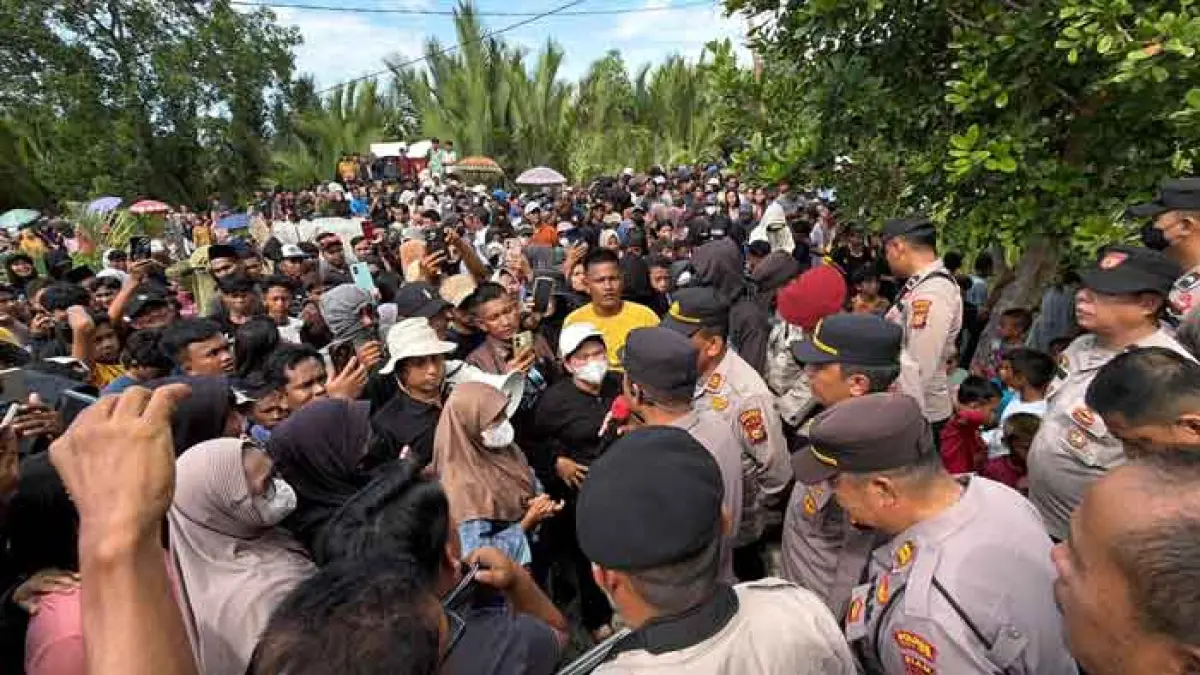 Massa saat melakukan aksi unjuk rasa mendesak pemberantasan narkoba dan hiburan malam di Panipahan, Kecamatan Pasir Limau Kapas, Rokan Hilir, Jumat (10/4/2026). . Humas polres rohil untuk riau pos