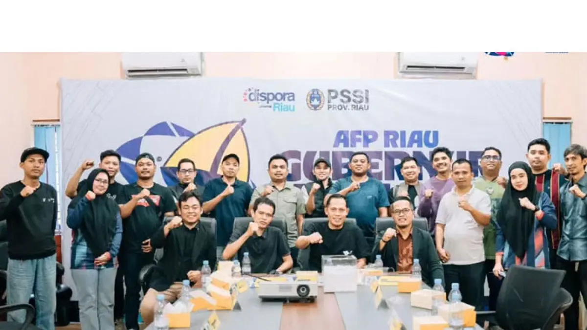 Panitia dan perwakilan peserta Kejurda Futsal Piala Gubernur Riau 2026 foto bersama usai manajer meeting di Ruang Rapat Asprov PSSI Riau Jalan Pattimura Pekanbaru, Sabtu (11/4/2026). (AFP Riau untuk Riaupos.co) 
