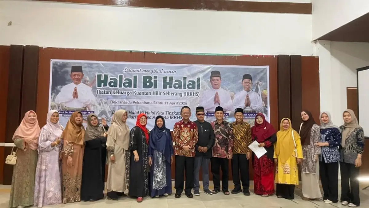 Para pengurus IKKHS Pekanbaru dan tokoh foto bersama usai halalbihalal, Sabtu (11/4/2026).(IKKHS untuk Riau Pos)