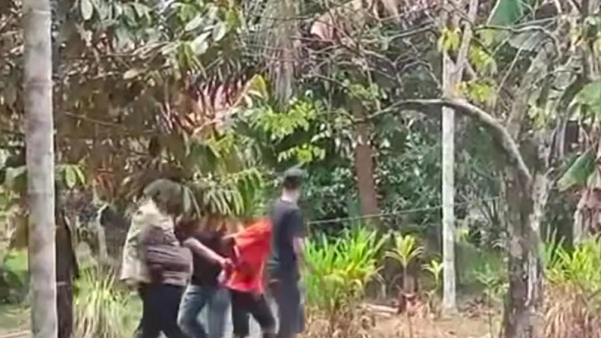 Pelaku pembunuhan pedagang di Desa Berancah saat diamankan Tim Opsnal Polres Bengkalis saat berada di salah satu kafe di Jalan Bantan, Sabtu (11/4/2026). (Istimewa)