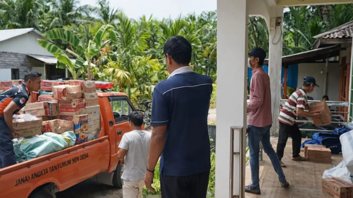 Petugas dari BPBD Inhil membawa bantuan untuk korban kebakaran di Pasar Bom, Kelurahan Pulau Kijang, Kecamatan Reteh, Kabupaten Inhil, Ahad (12/4/2026). (Istimewa)