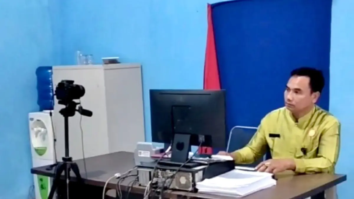 Petugas Disdukcapil Rohul sedang melakukan proses cetak KTP-el di ruang pelayanan saat penerapan WFH, Jumat (10/4/2026). (Engki Prima Putra/Riaupos.co)