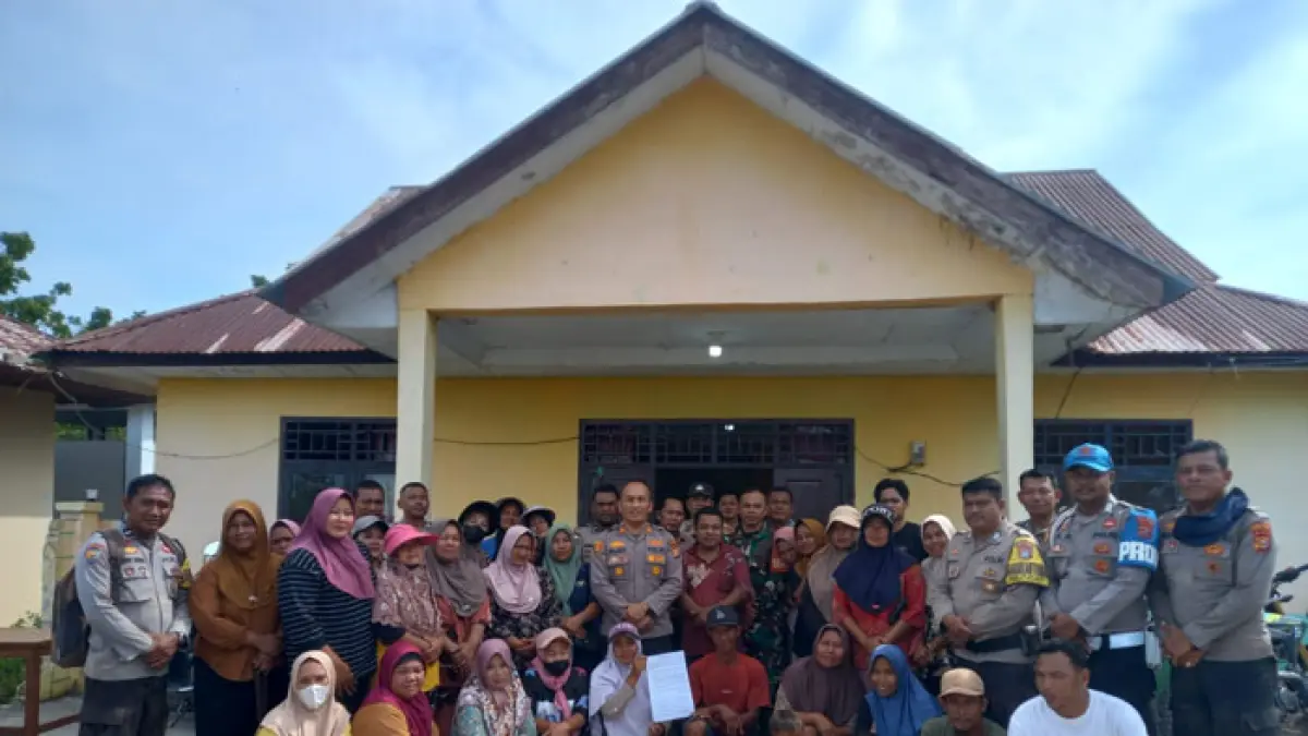 Pj Datuk Penghulu Palika Alfian, Kapolsek Kubu AKP Rudi, dan personil polisi, TNI serta masyarakat usai pertemuan mediasi di kantor Kepenghuluan Palika, Ahad (12/4/2026). (Istimewa)