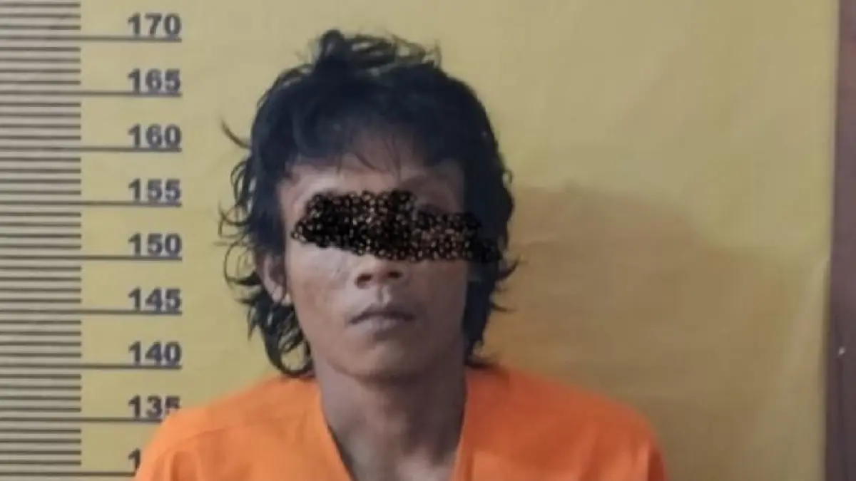 Salah satu tersangka dari 17 orang yang diamankan polisi sedang pesta narkoba di Desa Muara Basung Kecamatan Pinggir diamankan di Mapolsek Pinggir, Ahad (12/4/2026).