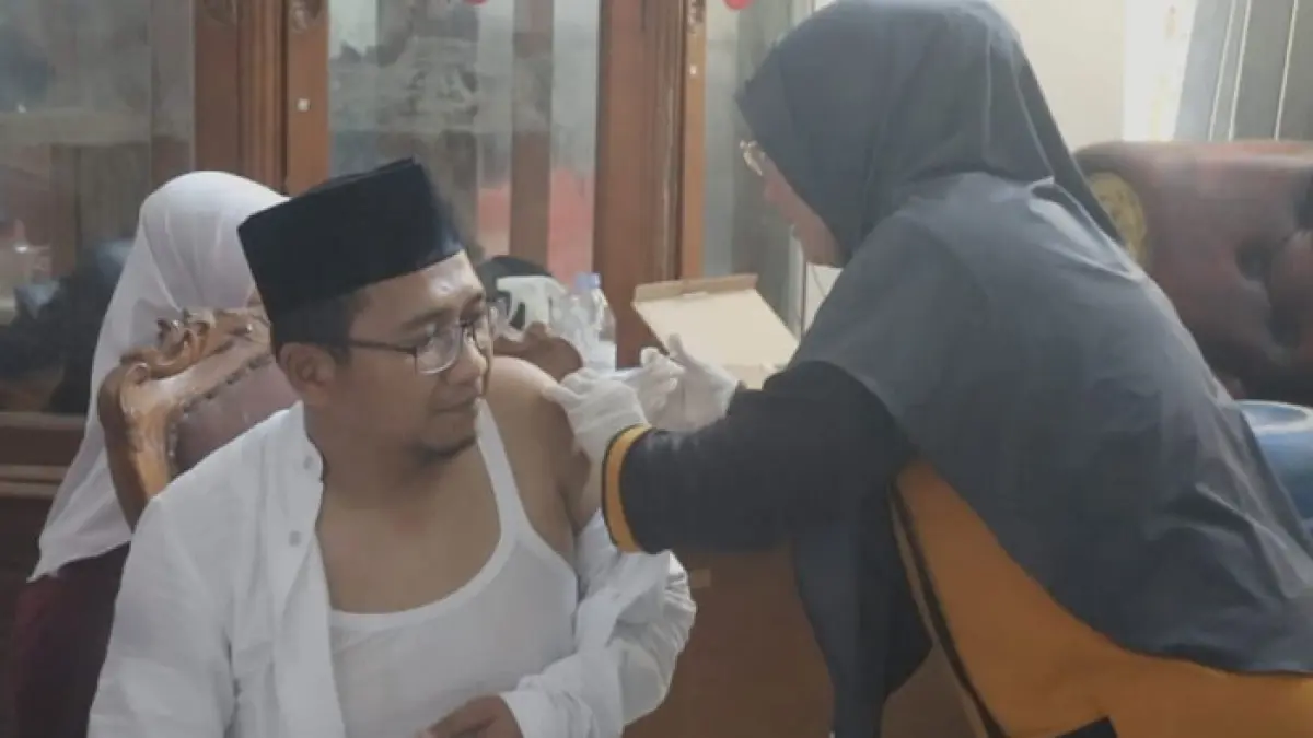 Seorang CJH Rohil mengikuti pemberian vaksin Influenza, Sabtu (11/4/2026). (Zulfadhli/Riaupos.co)