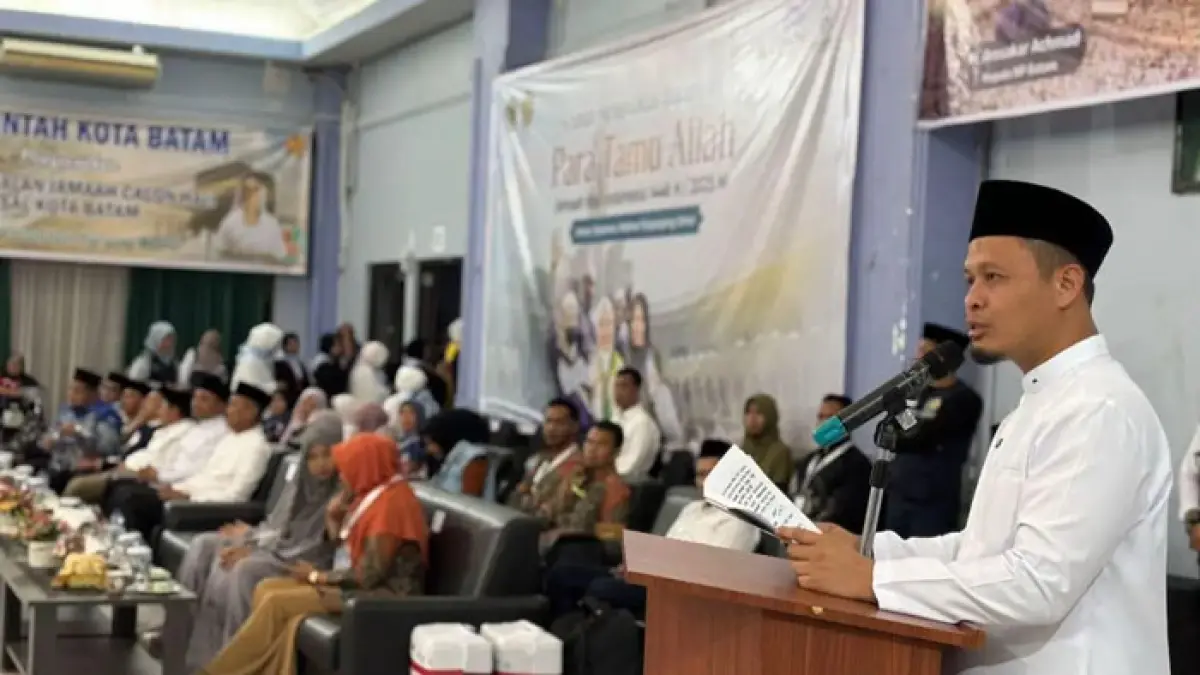 Wako Pekanbaru Agung Nugroho saat melepas keberangkatan JCH asal Pekanbaru tahun 2025 lalu di asrama haji Kota Batam, Provinsi Kepulauan Riau. (Istimewa)