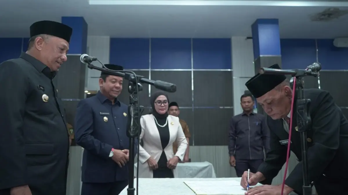 Bupati Rohul Anton, Ketua DPRD Hj Sumiartini dan Wabup H Syafaruddin Poti menyaksikan Pj Sekda Rohul H Yusmar mendatangani berita acara pelantikan dan pengambilan sumpah di aula lantai 3 kantor Bupati, Senin (13/4/2026) petang. (Prokopim Setda Rohul Untuk Riaupos.co)