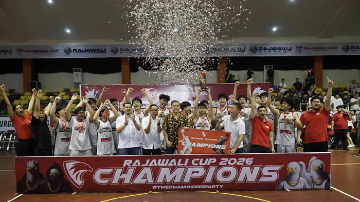 Ketua Pelaksana Rajawali Cup IV 2026 Juaris Firdaus, Wakil Pelaksana Siswanto, Bendum Perbasi Riau Dony Batubara, ‎Ketum Perbasi Pekanbaru terpilih July Wardhana Salim foto bersama champion putra Rajawali Cup IV, SMA Bukit Sion Jakarta di GOR Tribuana Pekanbaru, Ahad (12/4/2026). (Evan Gunanzar/Riau Pos)