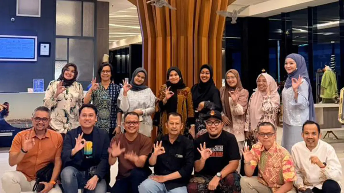Presiden IMA Chapter Pekanbaru Vera Fernila (empat kiri atas) didampingi&nbsp;Sekretaris Jenderal IMA Pekanbaru Musdalil Amri (tiga kiri bawah) foto bersama para member IMA Chapter Pekanbaru saat kegiatan Halalbihalal di Novotel Pekanbaru, Jumat (10/4/2026). ( Prapti Dwi Lestari/riau pos)