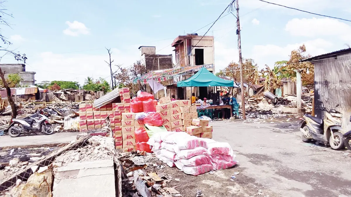 Bantuan sembako dan keperluan lainnya untuk korban kebakaran di Pasar Bom, Pulau Kijang, Kecamatan Reteh, Kabupaten Inhil ditumpuk sebelum disalurkan, Ahad (12/4/2026). (BPBD INHIL)
