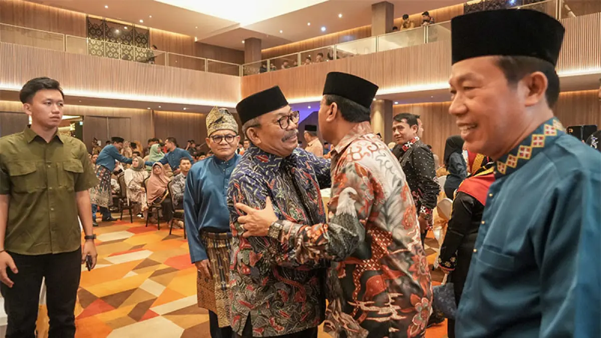 Bupati H Suhardiman Amby MM merangkul tokoh masyarakat Kuansing Pekanbaru Edyanus Herman Halim saat audiensi dan halalal bihalal IKKS Pekanbaru, Ahad (12/4/2026) malam. (ISTIMEWA)